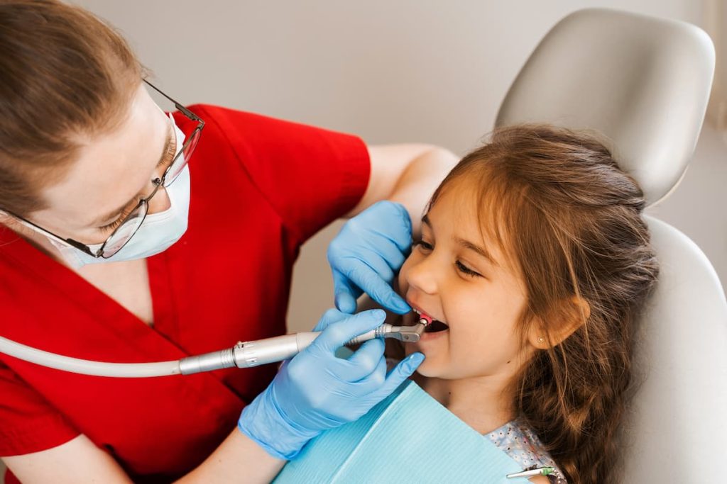 la-pulizia-dei-denti-fa-male