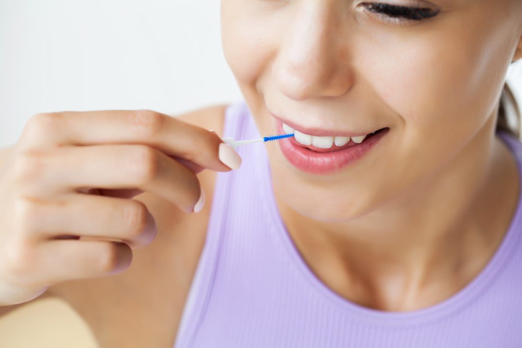 come-pulire-gli-impianti-dentali